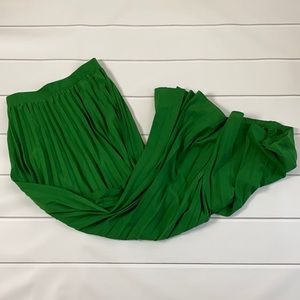 Green pleated maxi skirt S/M